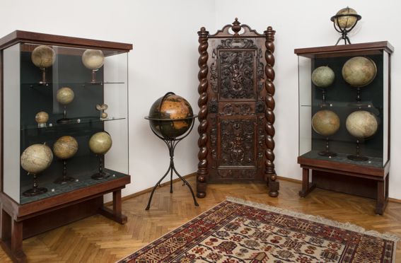 Sala Kartografii w Muzeum, obok małych globusów znajduje się kopia globusa Bechaima (oryginał z 1492 roku) oraz barokowy parawan (mebel)