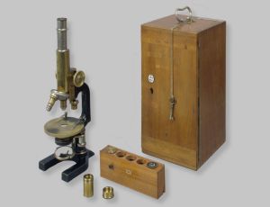 Mikroskop firmy Richter, uzywany przez prof. Ackerman w 1944 roku