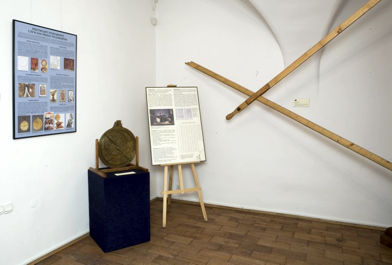 Widok modelu triquertum i kopii astrolabium na wystawie. Fot. G. Zygier 