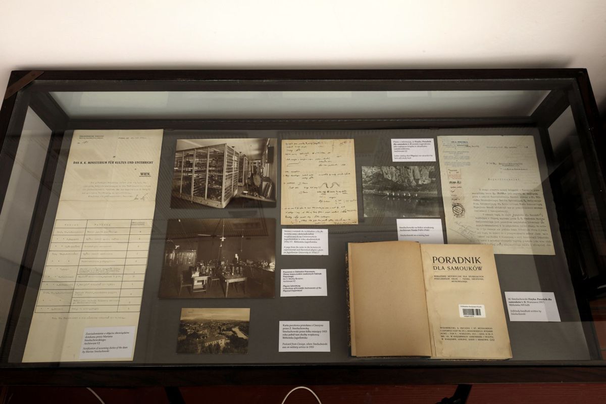 Dokumenty i fotografie dotyczące pracy Smoluchowskiego na Uniwersytecie Jagiellońskim.  Fot. G. Zygier
