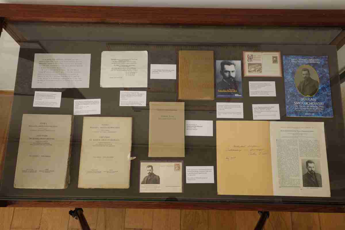 Karty pocztowe, publikacje biograficzne na temat Smoluchowskiego. Fot. G. Zygier