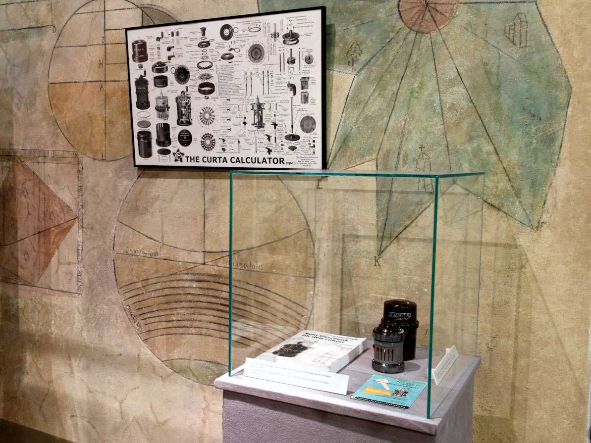 Kalkulator Curta i oryginalny plakat pokazujący jego budowę na wystawie Machinae Calculatoriae Fot. M. Banaś